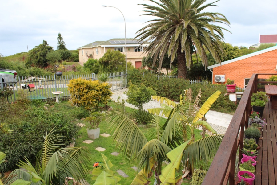 6 Bedroom Property for Sale in Paradise Beach Eastern Cape